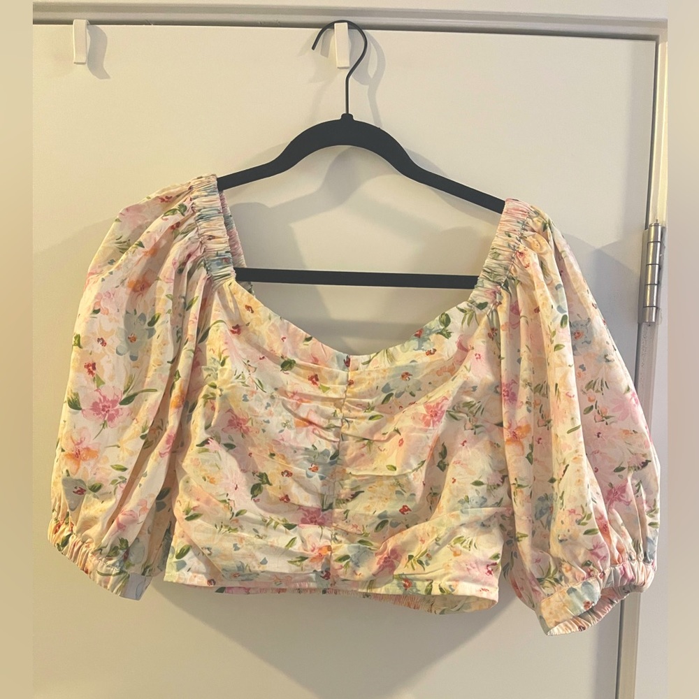 Abercrombie Floral Puff Sleeve cropped blouse. Size Small